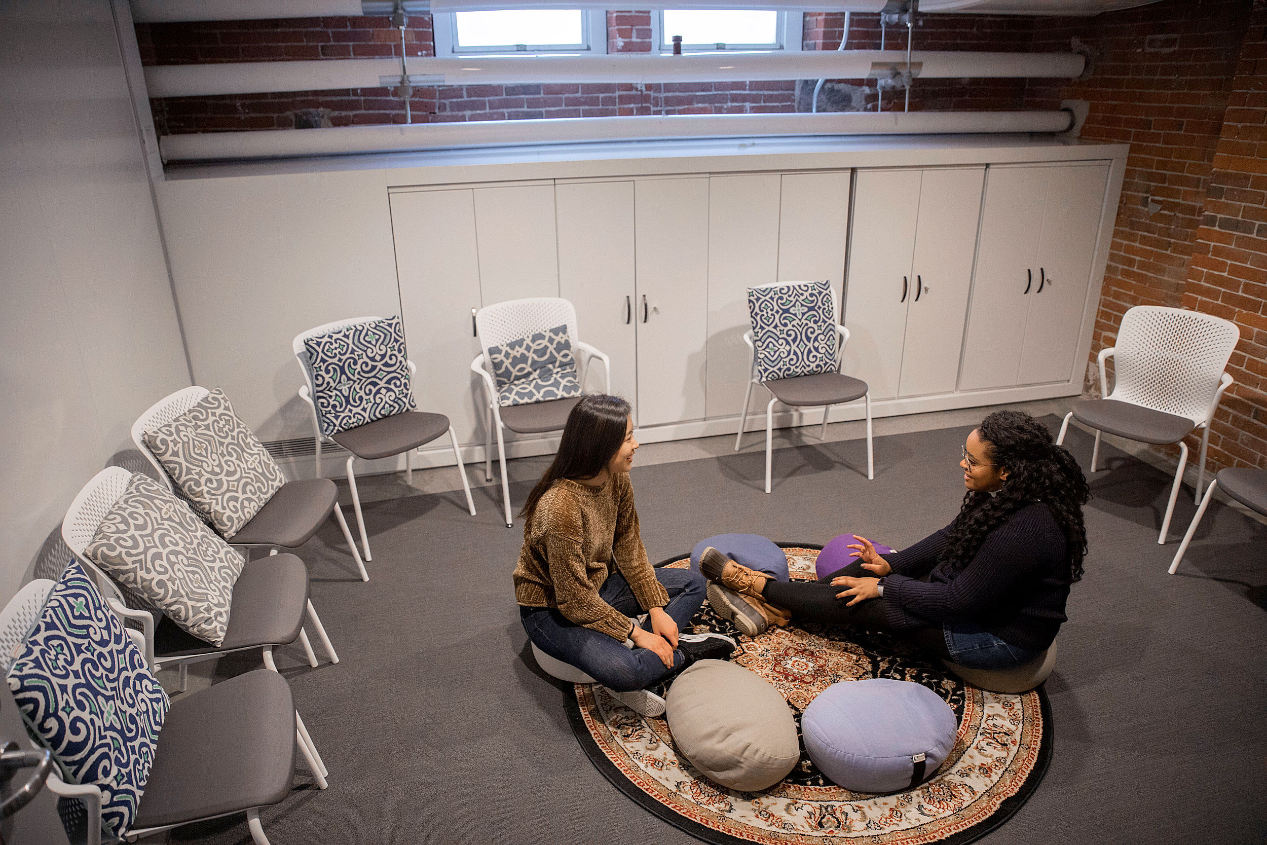 Sunah Chang (left) and Joy Nesbitt chat in Grays Hall.