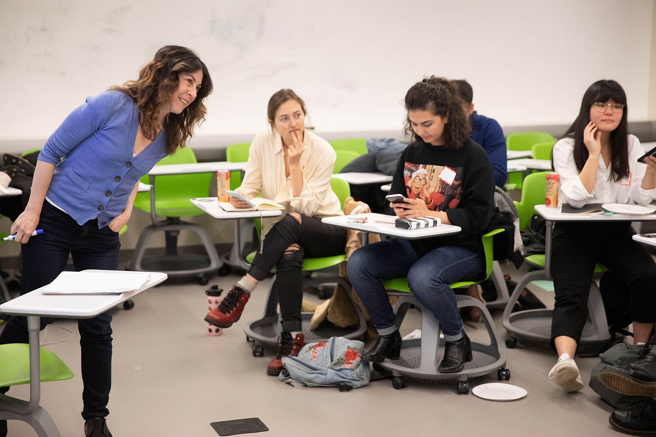 Nell Scovell leads a joke-writing workshop at Harvard.