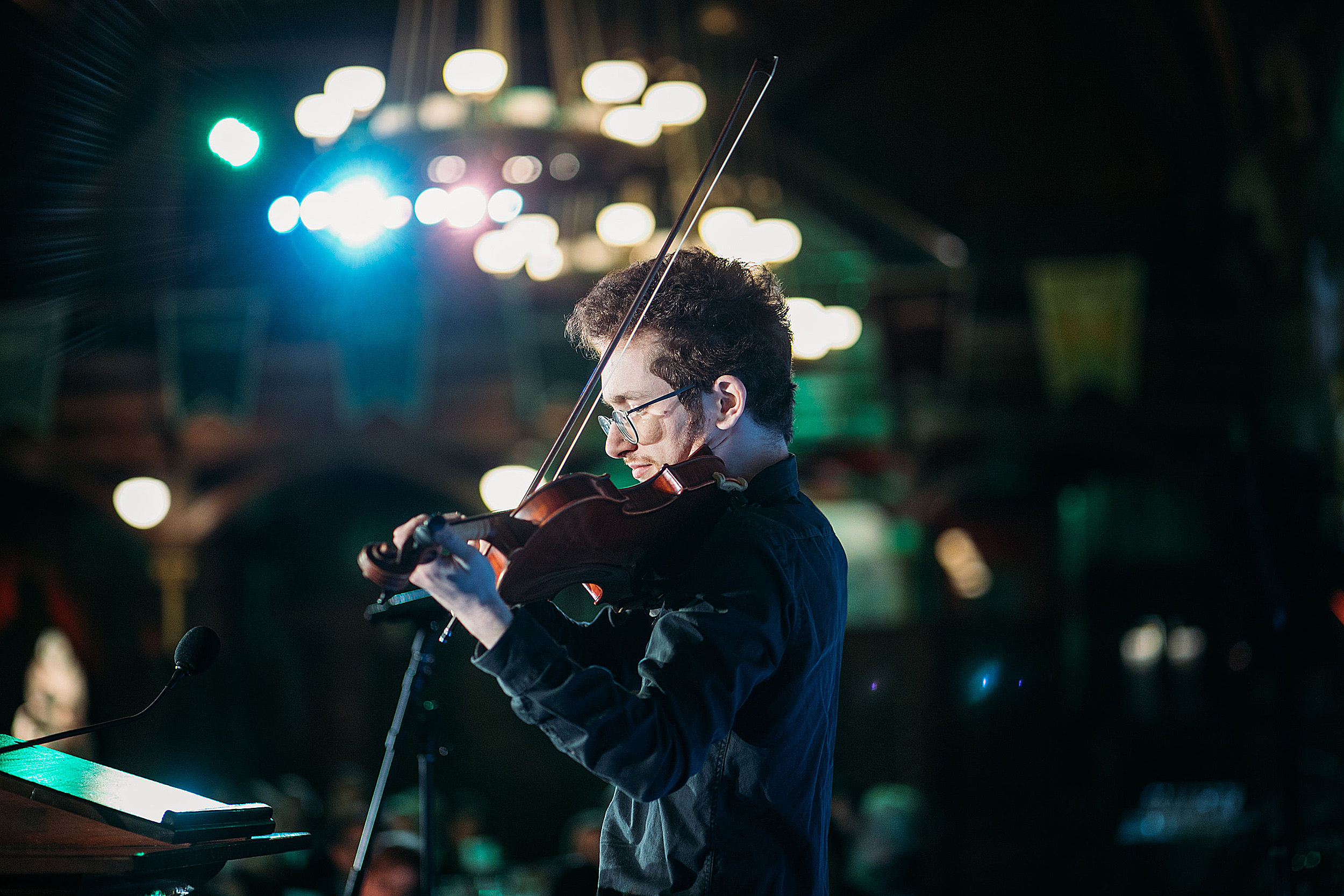 Sasha Yakub plays violin