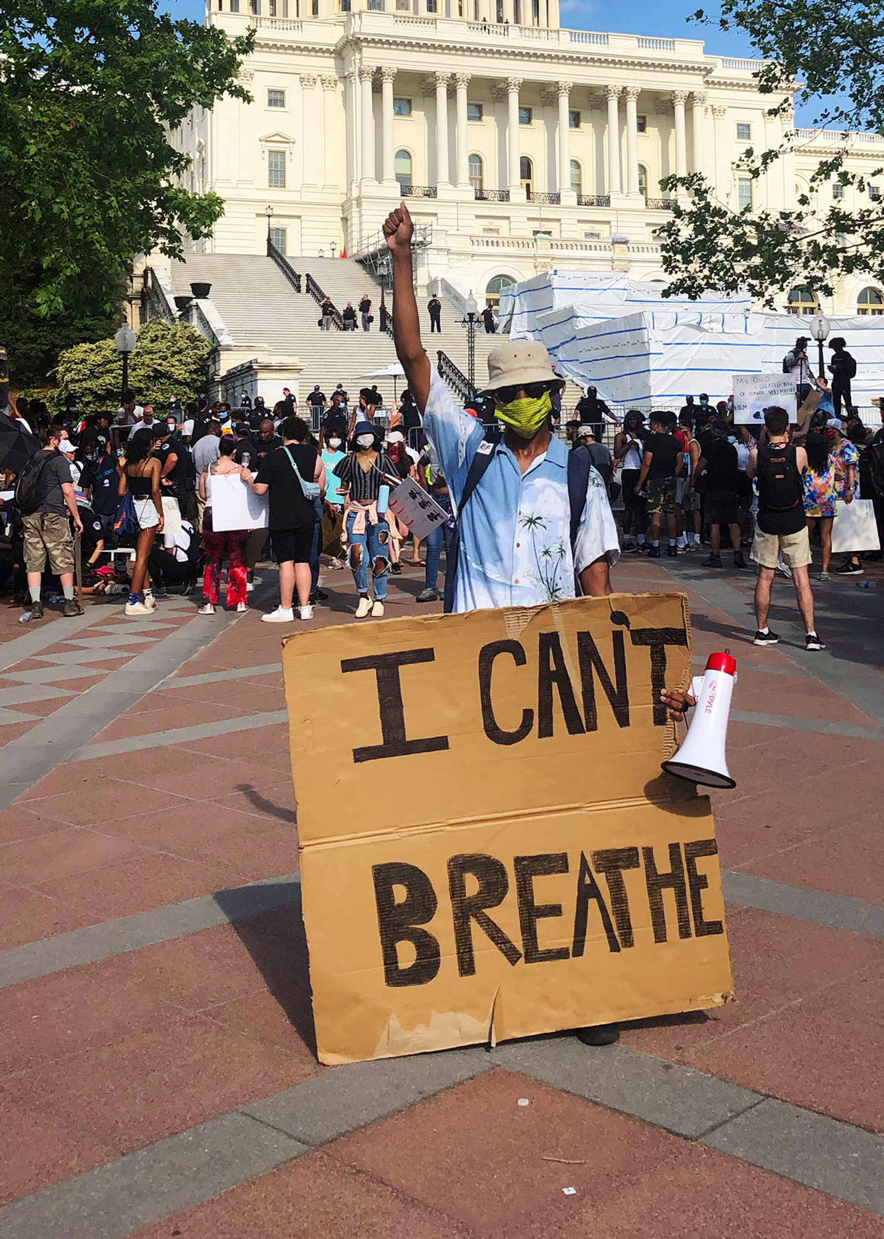 Glenn Foster holds up a sign saying "I can't breathe" in front of the Capitol.