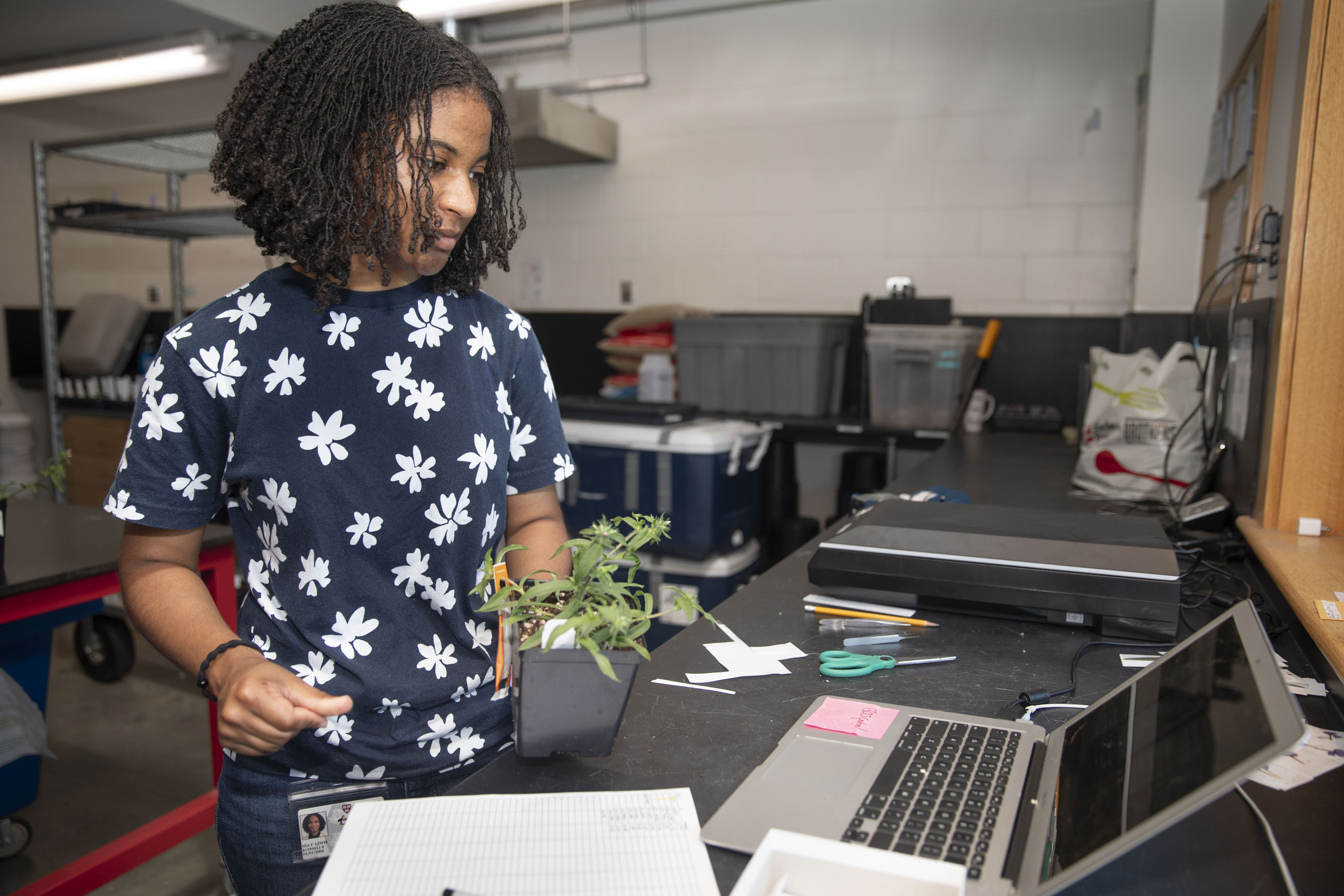 Nia Faith ’26, Summer REU student, works with a scanner.