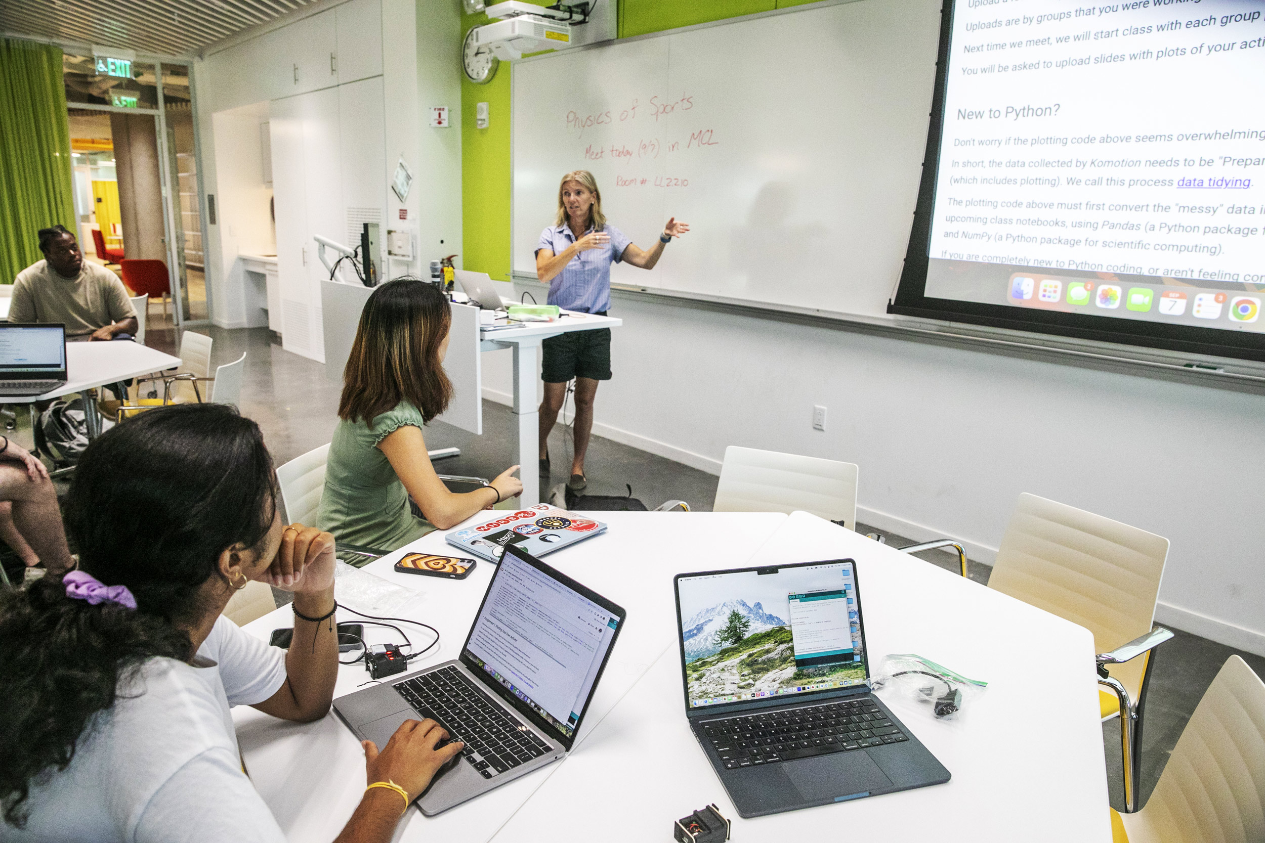 Kelly Miller, an SEAS senior lecturer in Applied Physics, speaks in front of the classroom.