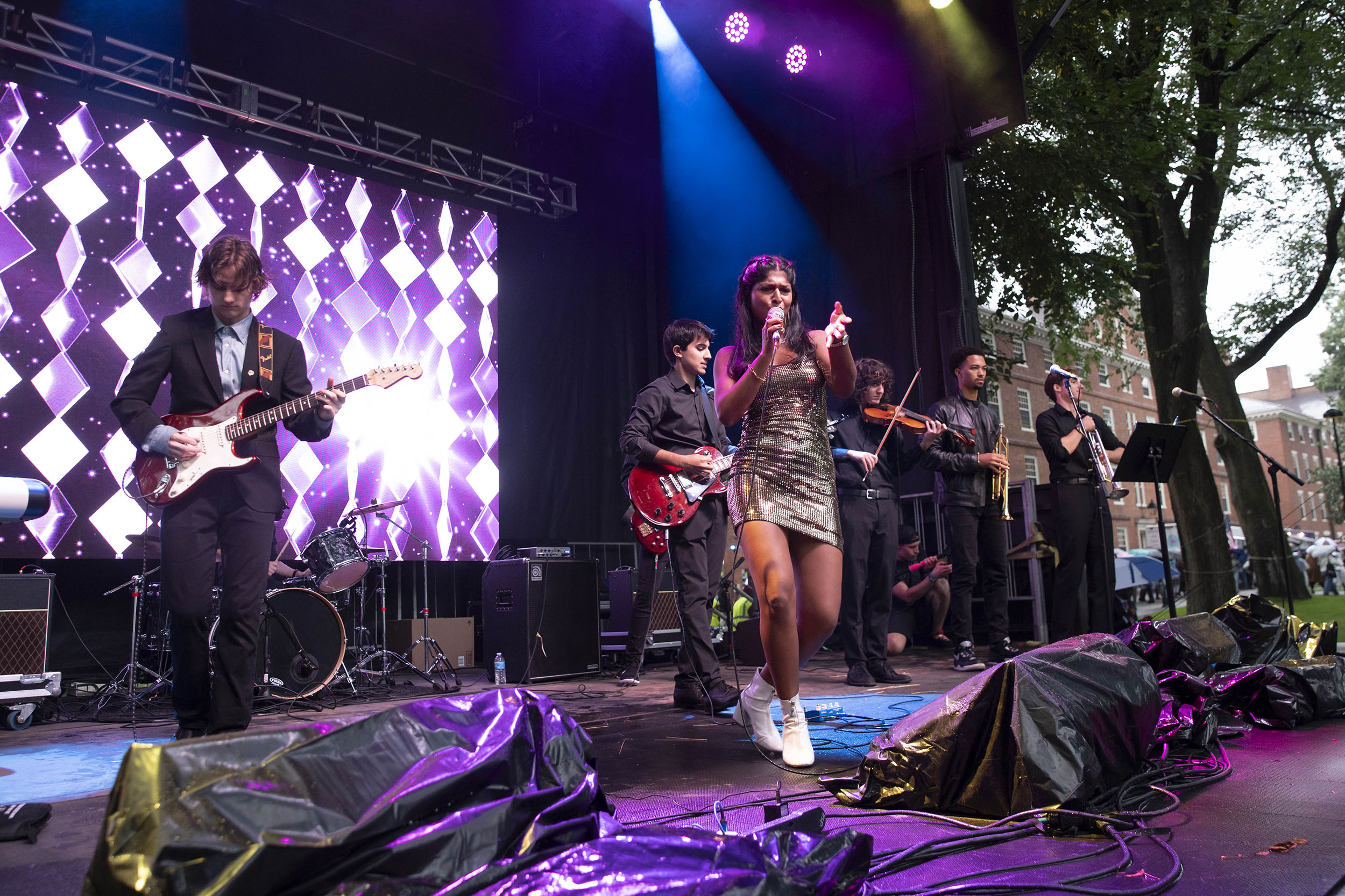 Anoushka Chander ’25 (center) sings onstage