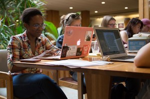 Peer Research Fellow Lisa Chille ’18 takes part in a “rise and research” session at Currier House.