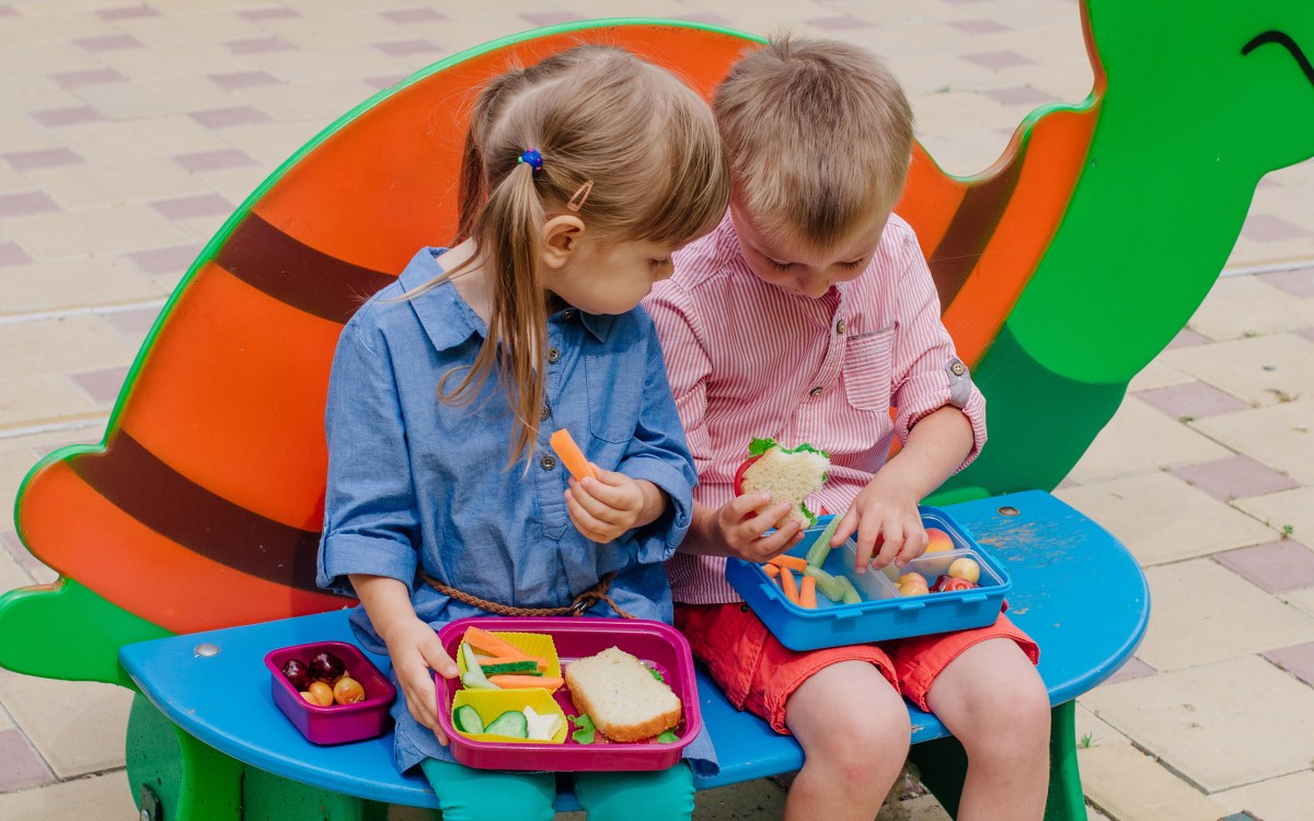 Toddlers eating healthy.