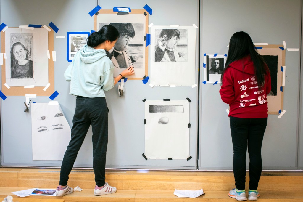 Lauren Chen ’24 (left) and Minjue Wu ’22 work on their portraits