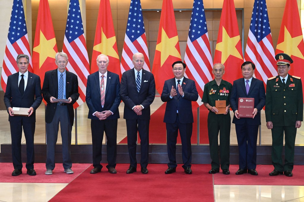 Joe Biden, Vuong Dinh Hue, Antony Blinken, Chuck Searcy, Matt Keenan, and Nguyen Van Thien.