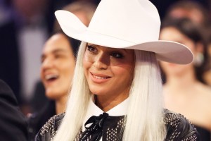 Beyonce wearing a cowboy hat at the Grammy Awards.