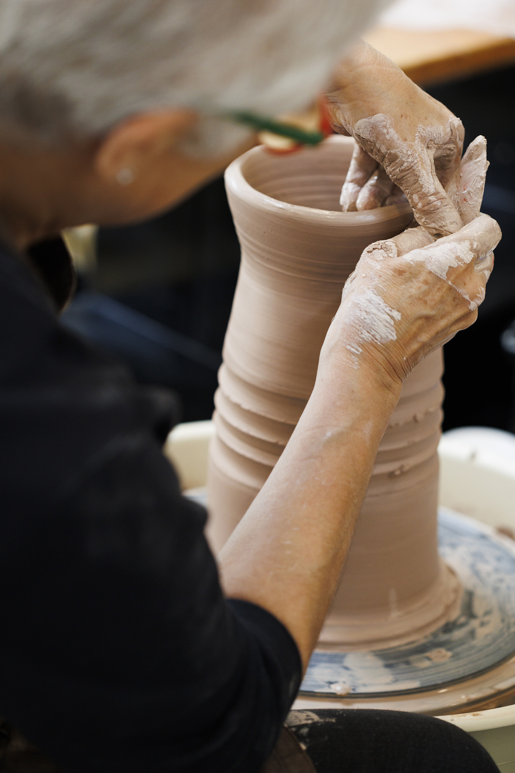 Suzana Lisanti throws an impressively large vessel with only a wooden rib.