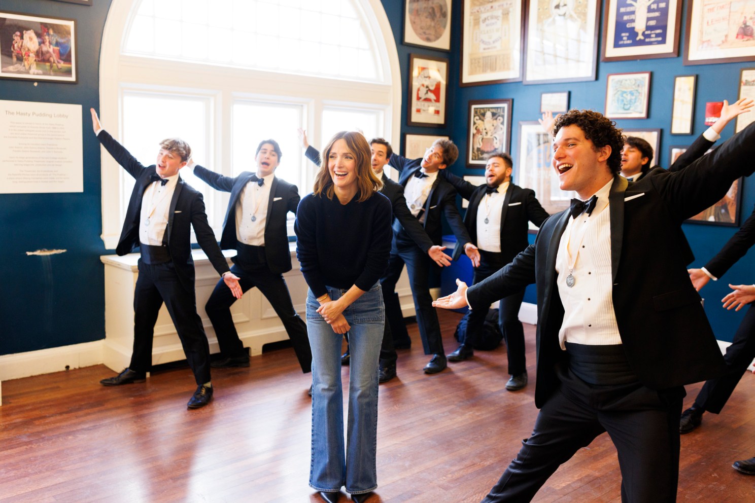 Harvard Krokodiloes serenade Rose Byrne.